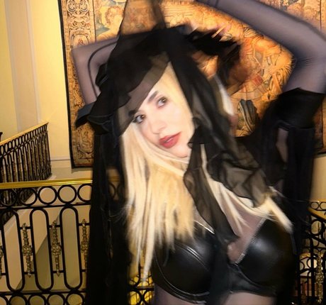 Ava Max model nice pic