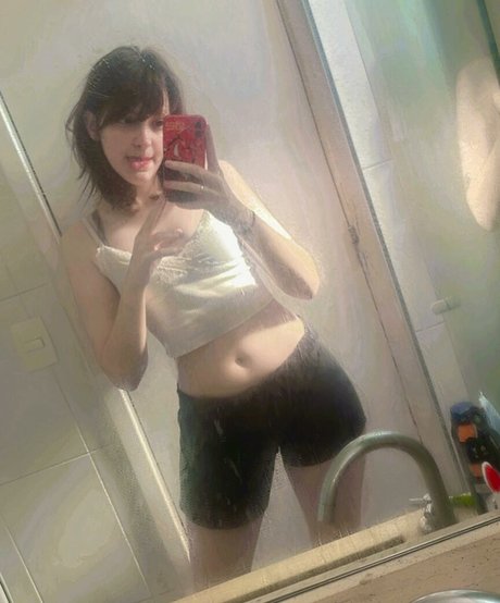 Memepantazis model naked pic