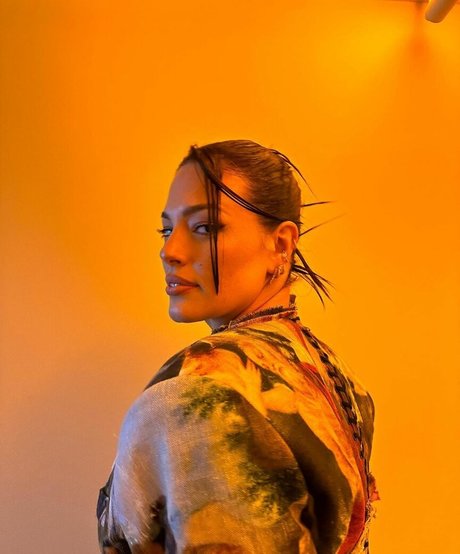 Ashley Graham model beautiful pictures