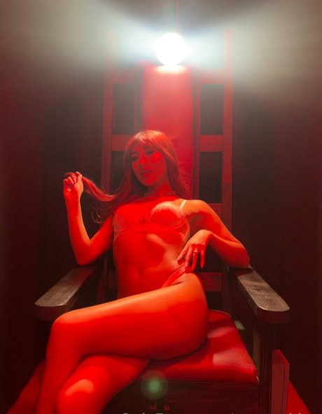 xxrated lux pretty model pictures