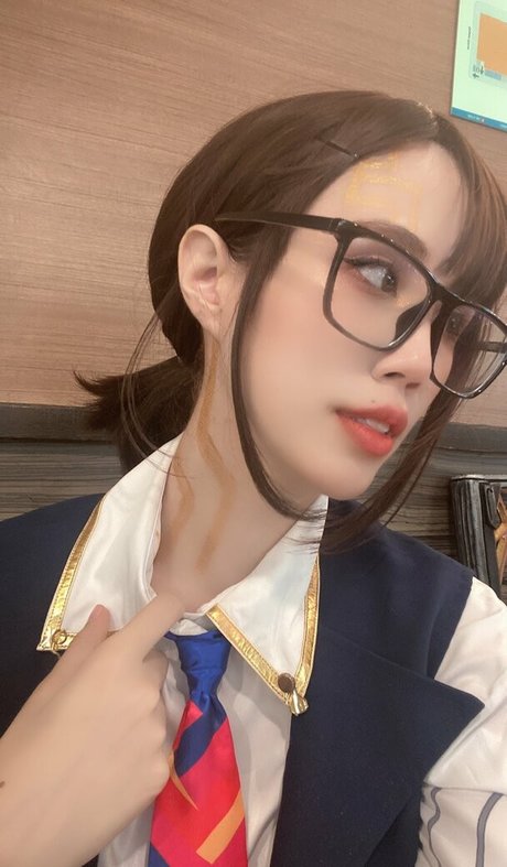 Kura Onee san model nude photo