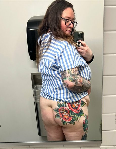 naughtynyxiefree adult model img