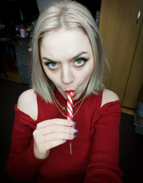 Velvetnight model pretty pic