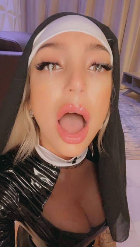 Elypeachie hot model image