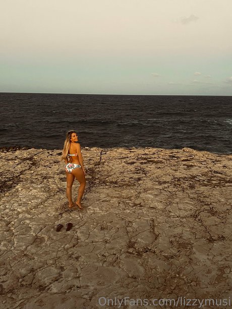 Lizzy musi model img