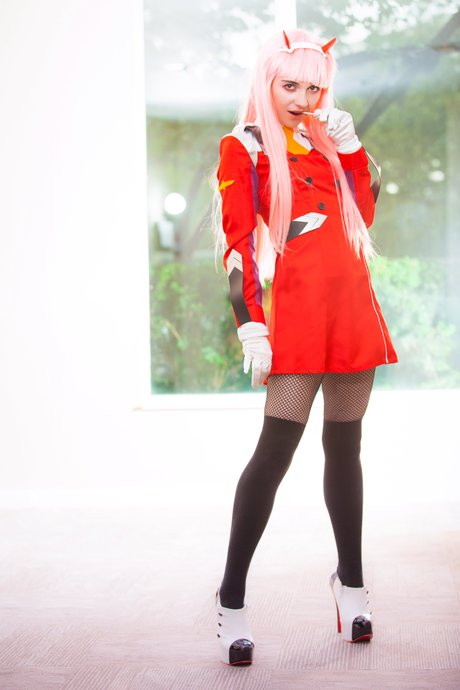 Poisonne model hd image