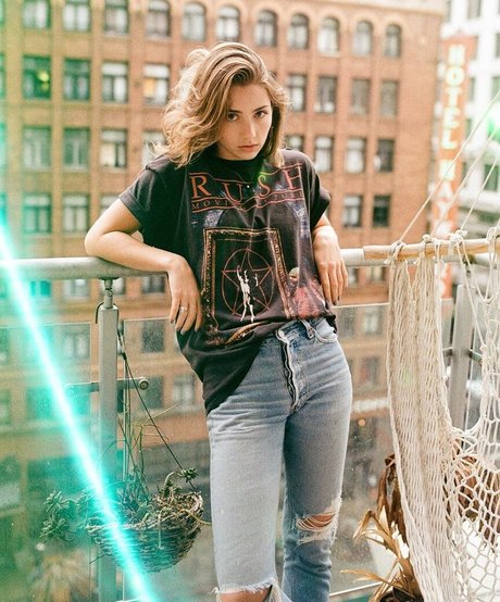 Emily Rudd sex star gallery