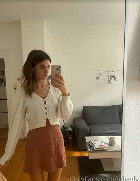 Julia Gauly hot actress pic