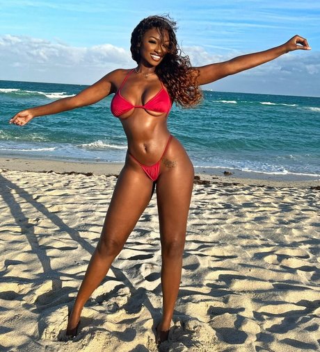 Elinda San model top pic