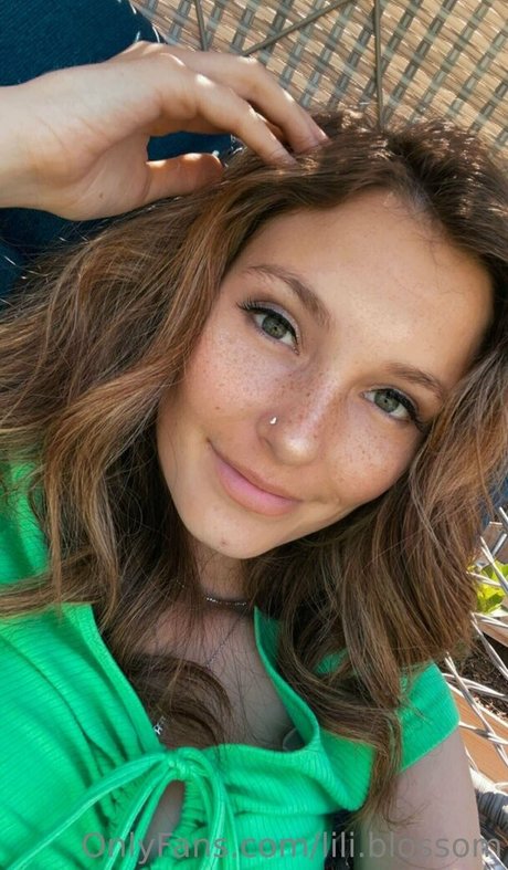 lili blossom star exclusive photo