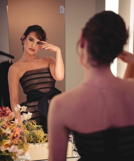 Lily James star erotic pictures