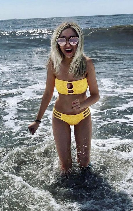 Ellie Schnitt model hot pics