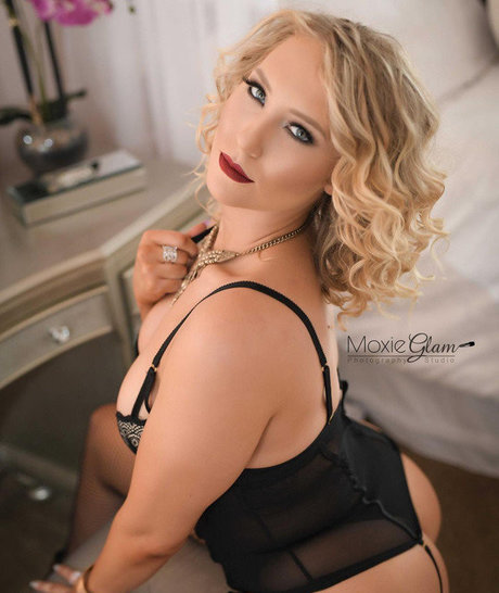 Nikkita Lyons naked model picture