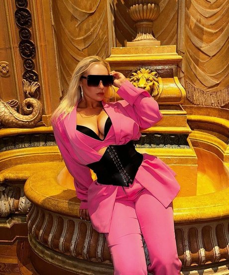 Nikkita Lyons pretty pornstar pics