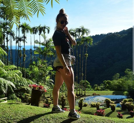 Aline Dessine sex model pics