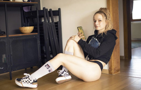 Aline Dessine model high quality image