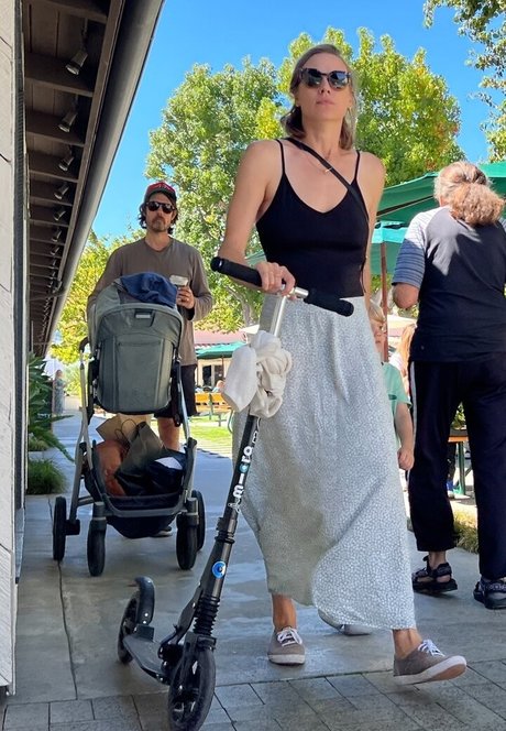 Yvonne Strahovski pornstar sexy pic