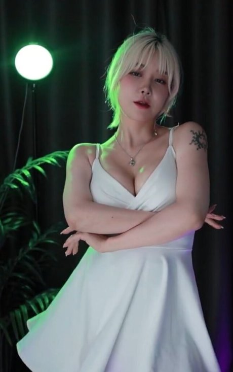 Newna ya naked model image