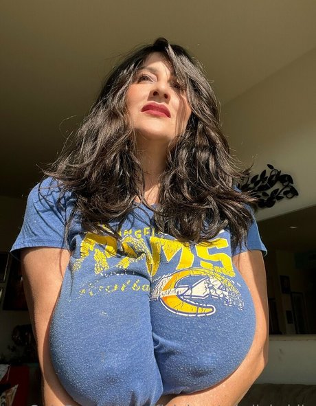 official antonellakahllo Profile pic