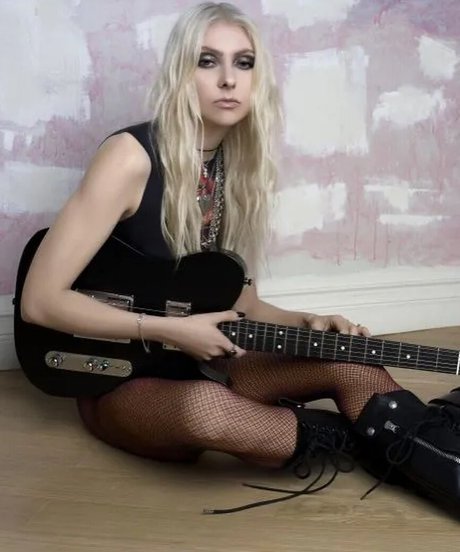 Taylor Momsen exclusive star pic