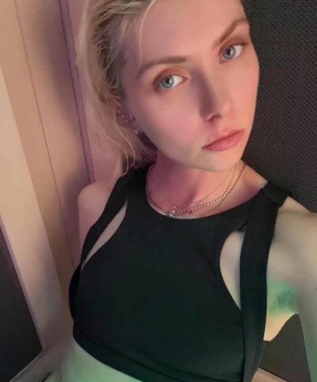 Taylor Momsen nudes model images