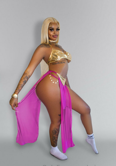 curvy cougar onlyfans sexy nudes photos