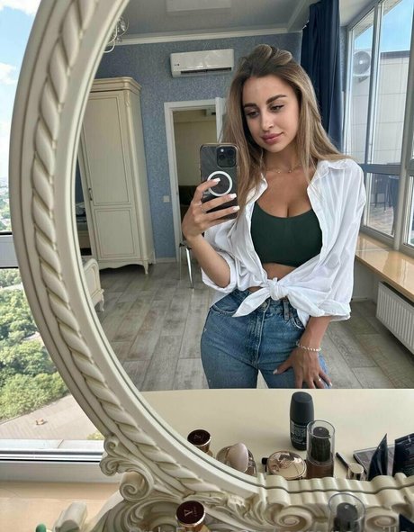 Jasmine Mills naked pornstar img