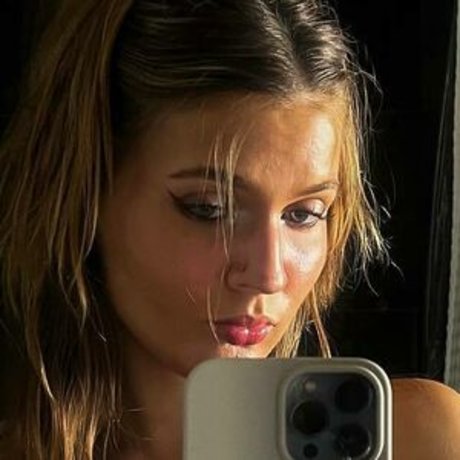 Ella Bleu art model picture