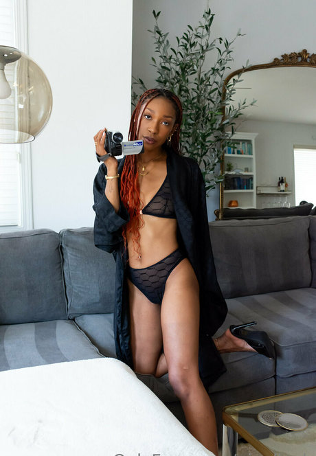 niaaliyah star nude photo