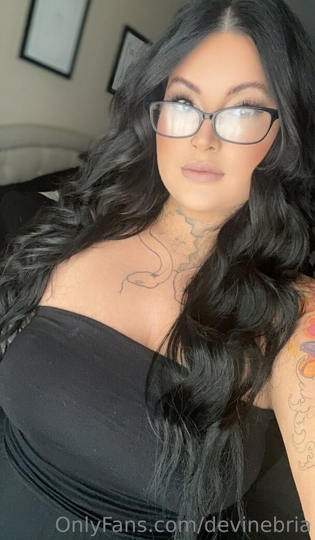 devinebria model free photo