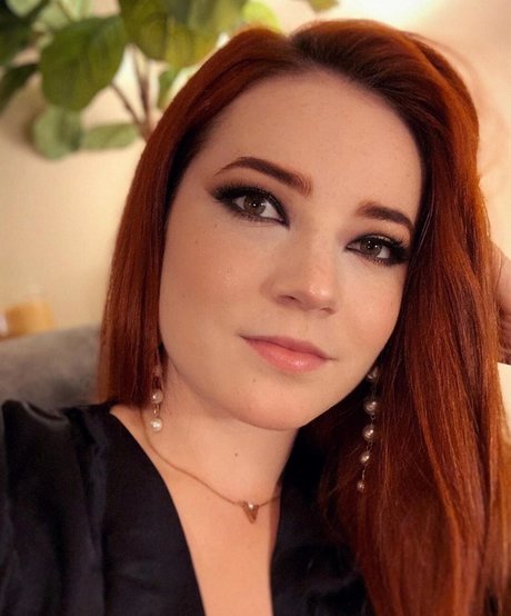 Goodnight Moon naked pornstar pic