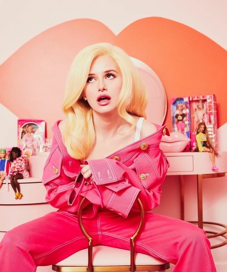 Madelaine Petsch star sexy img