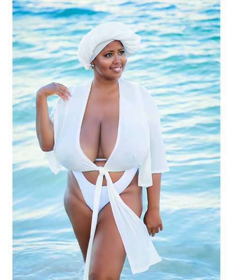 Monique Cooper sexy actress pic