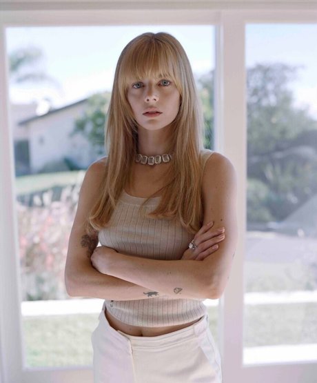 Samara Weaving model adult img