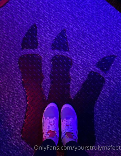 yourstrulymsfeet star naked photos
