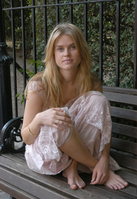 Alice Eve hot model image