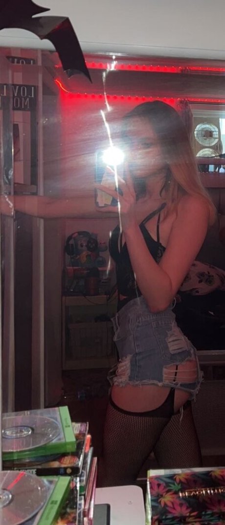 Misslushrose sex model image