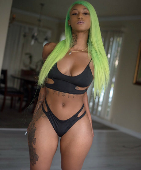 Mizz Twerksum model sex pics