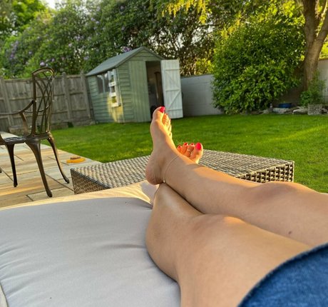 feetworthfollowing perfect actress pic