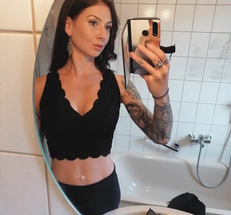 Lechl Sisters xxx pornstar picture