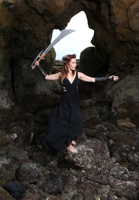 Elizabeth Zharoff nude model picture