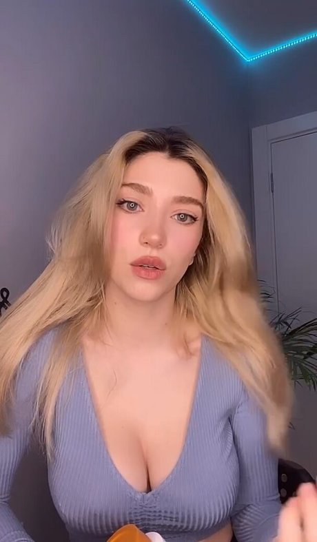 Snowmaiid xxx model img