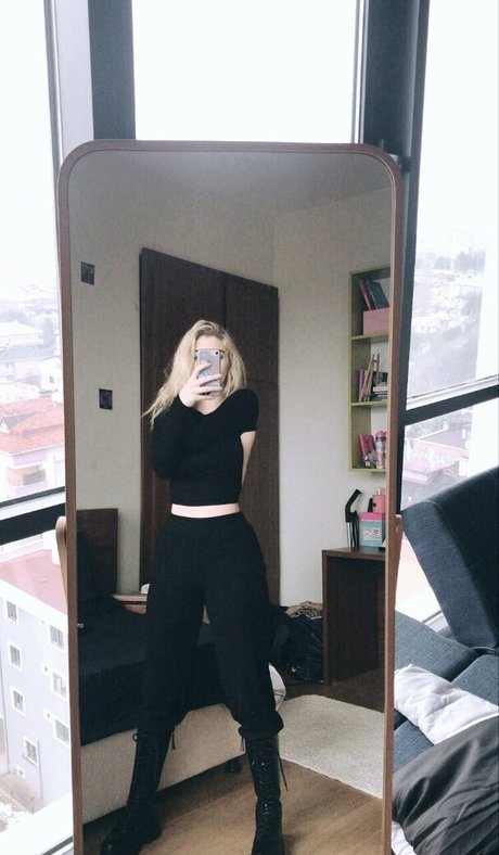 Snowmaiid erotic model gallery