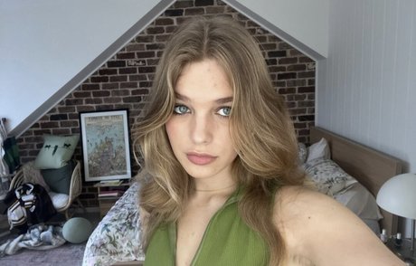 Teagan Croft beautiful star picture