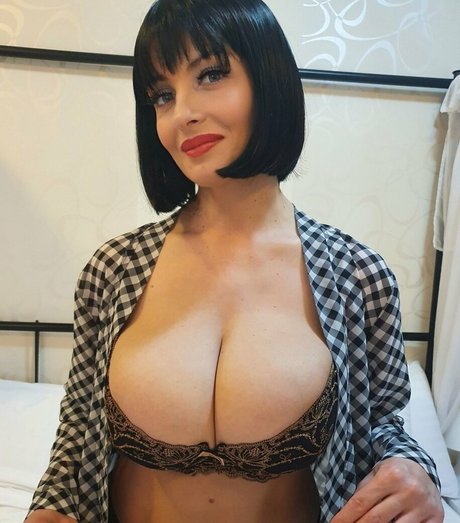 Lisa Bukawski model pics