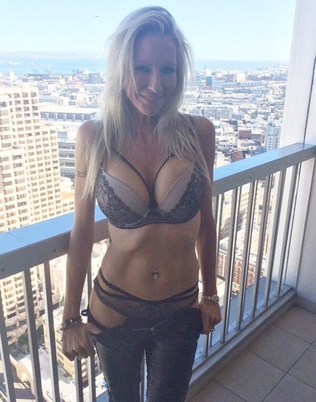 Emma Starr model nude pictures