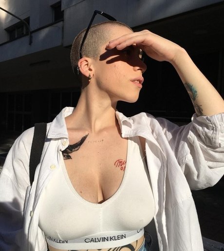 uniquesait model hd pic