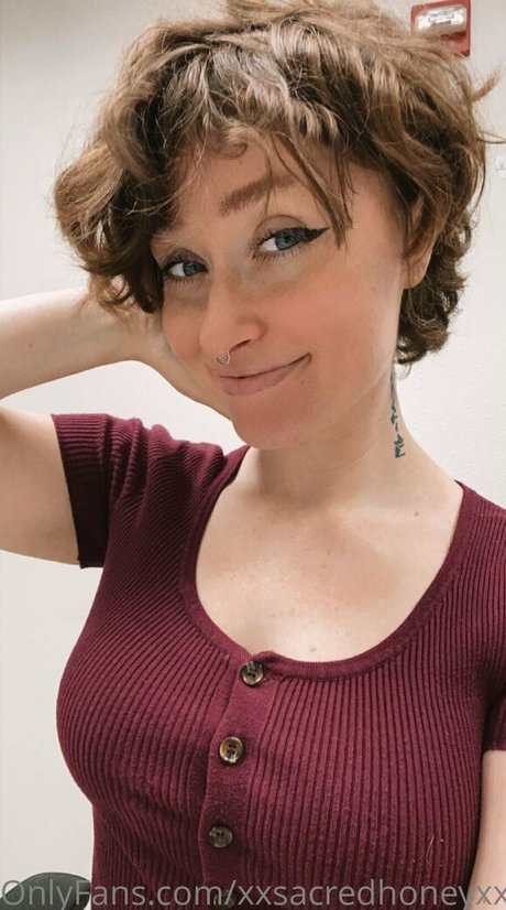 xxsacredhoneyxx naked star image