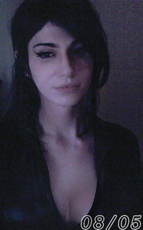 Kalindra Chan beautiful star pics