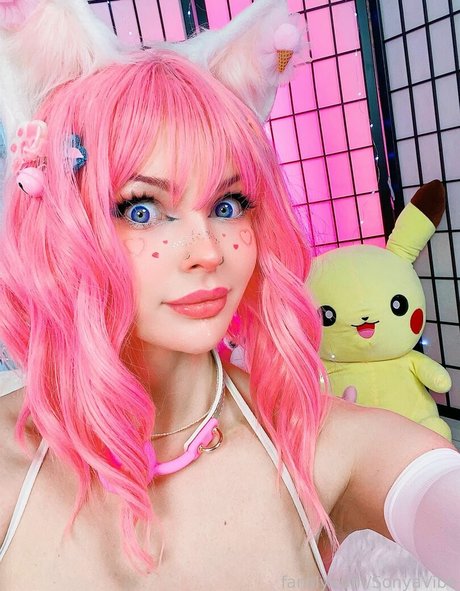 Catch My Vibe naked star picture